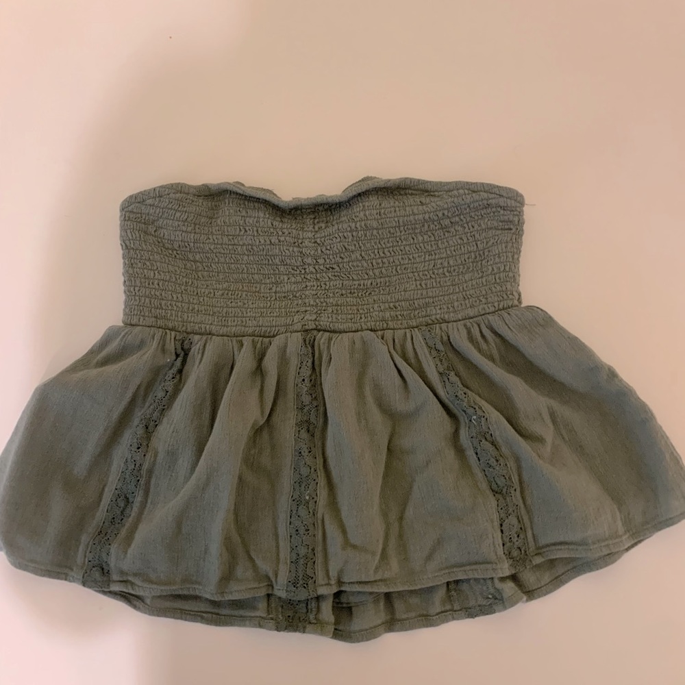 This is an American Eagle tube top! Worn once, did not fit my breats :(.